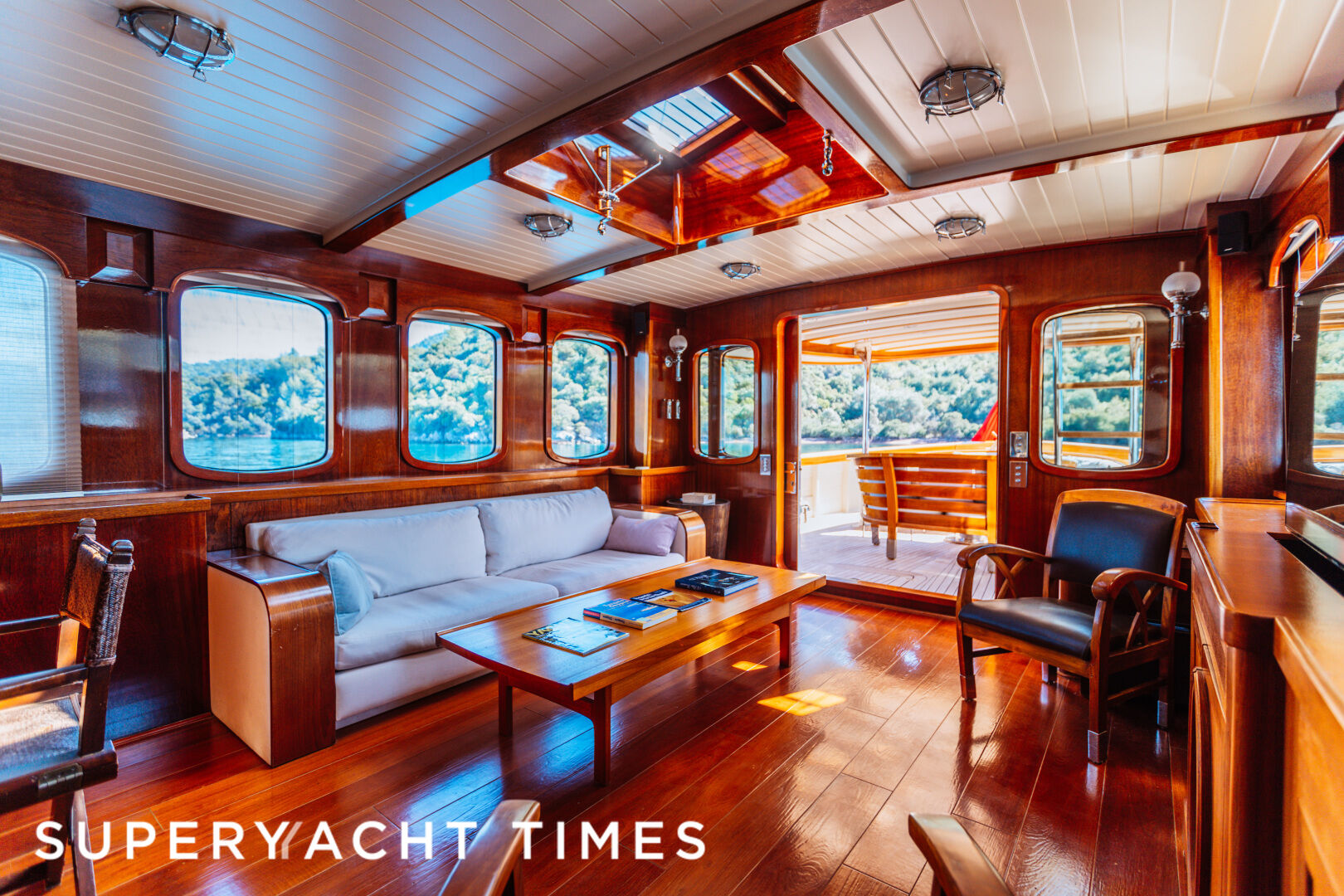 Larimar yacht saloon