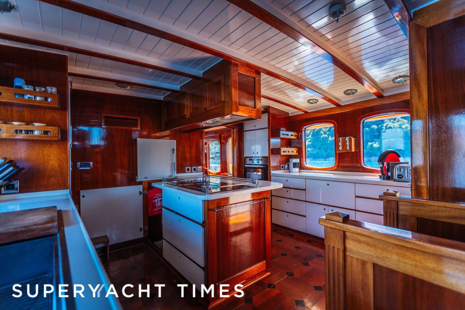 Larimar yacht dining