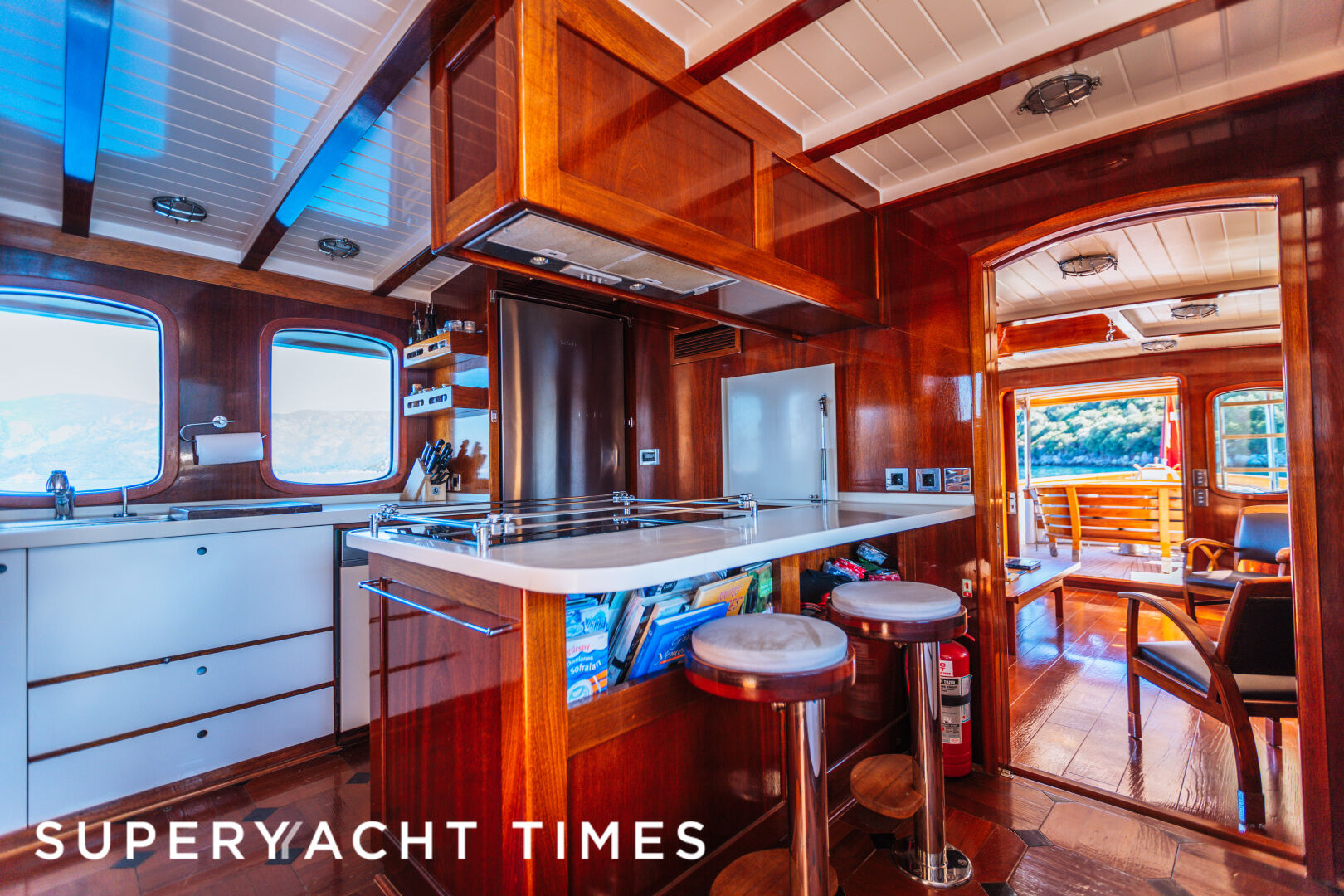 Larimar yacht dining