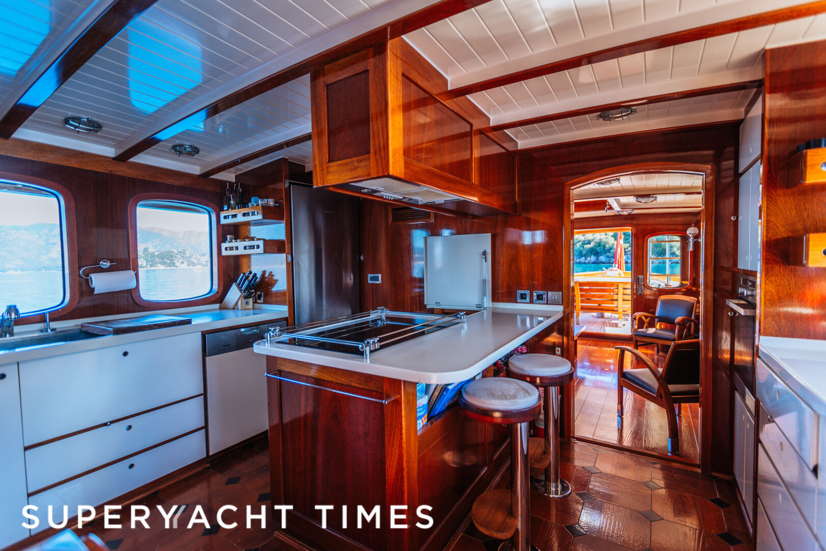 Larimar yacht dining