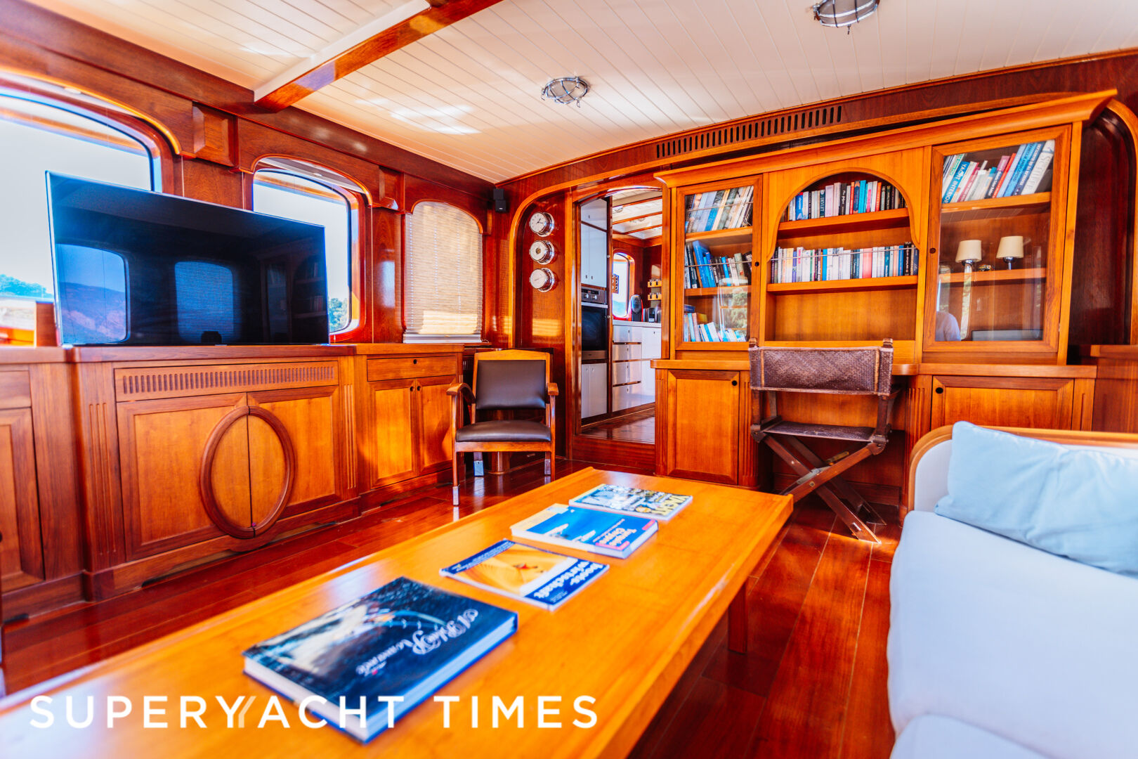 Larimar yacht saloon