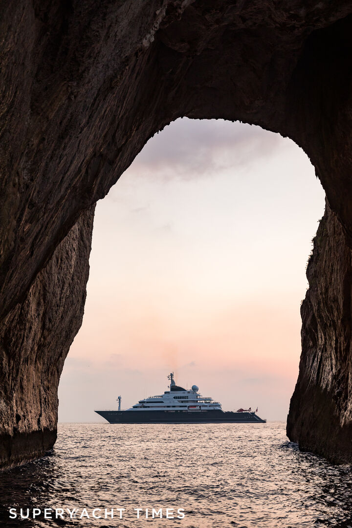 Octopus yacht cruising