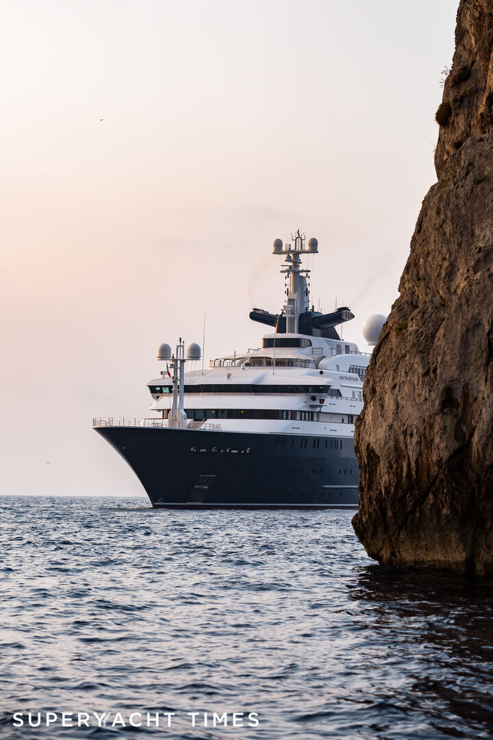Octopus yacht cruising