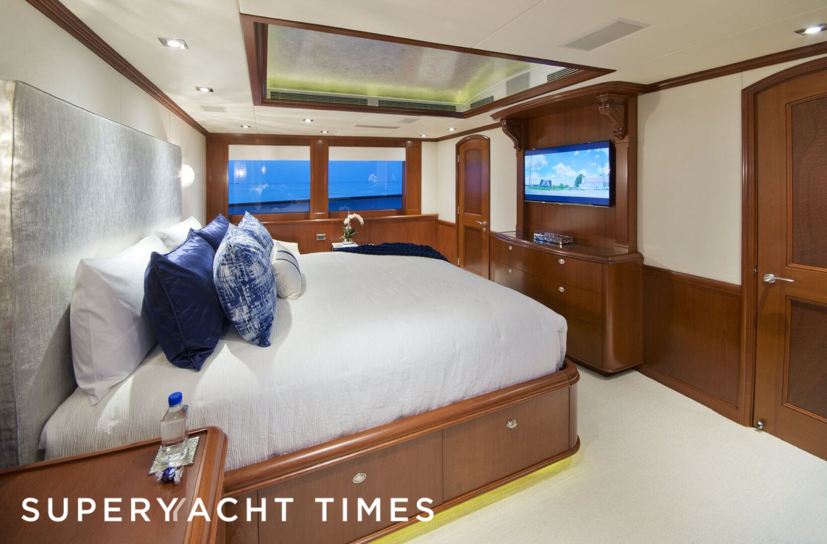 Fore Aces yacht stateroom 