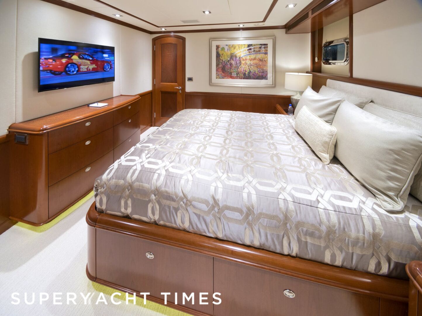 Fore Aces yacht stateroom 
