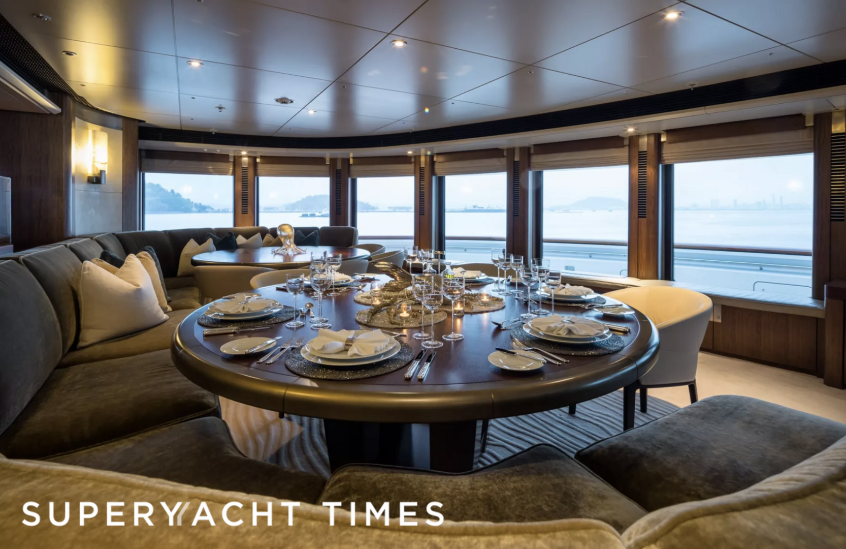Octopus yacht dining 