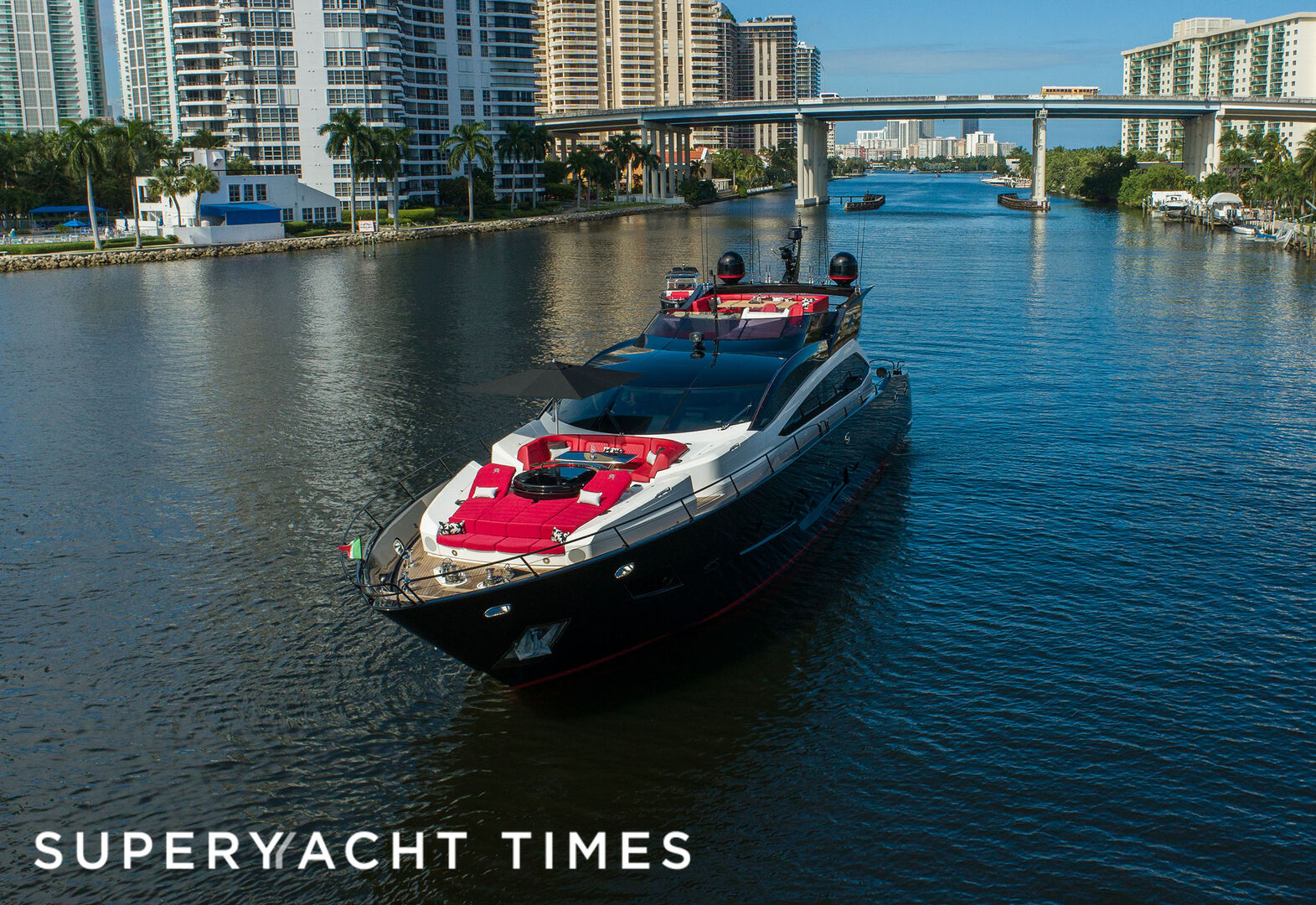Canelo yacht cruising