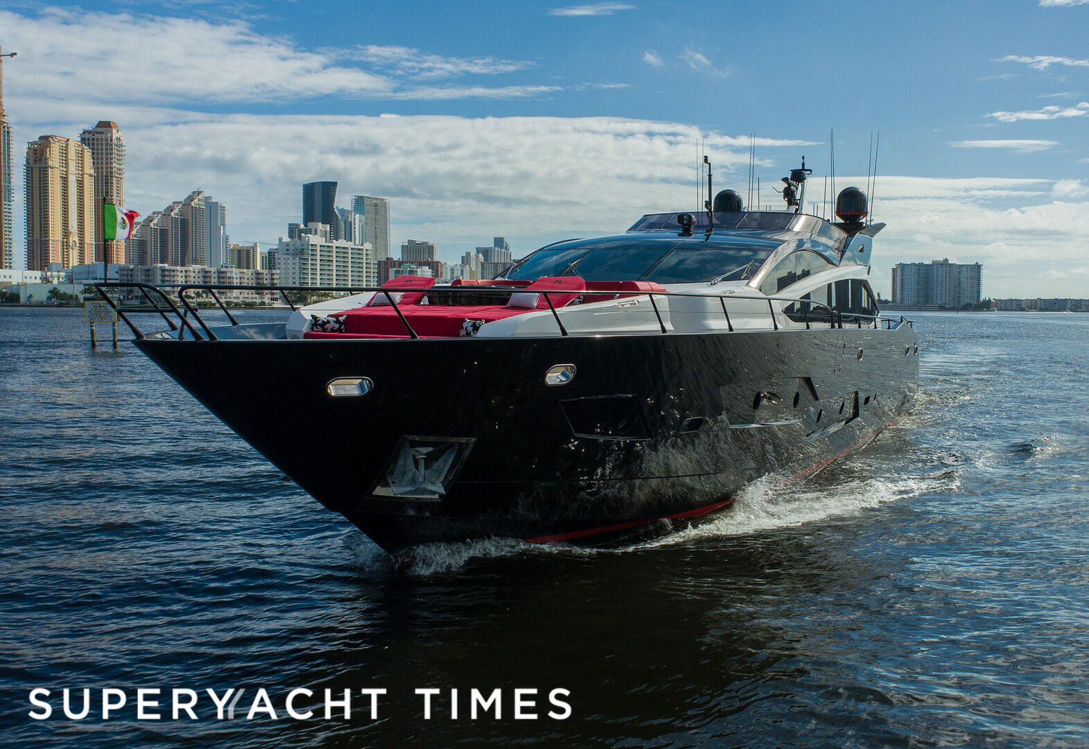 Canelo yacht cruising
