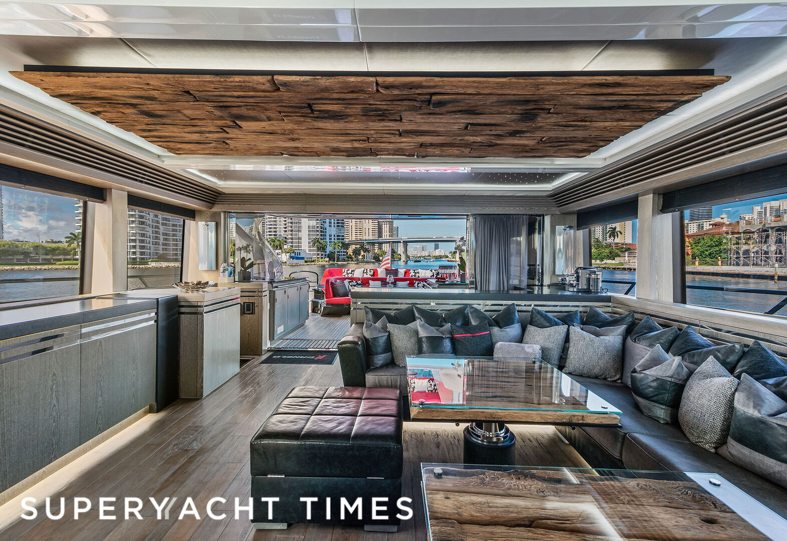 Canelo yacht saloon