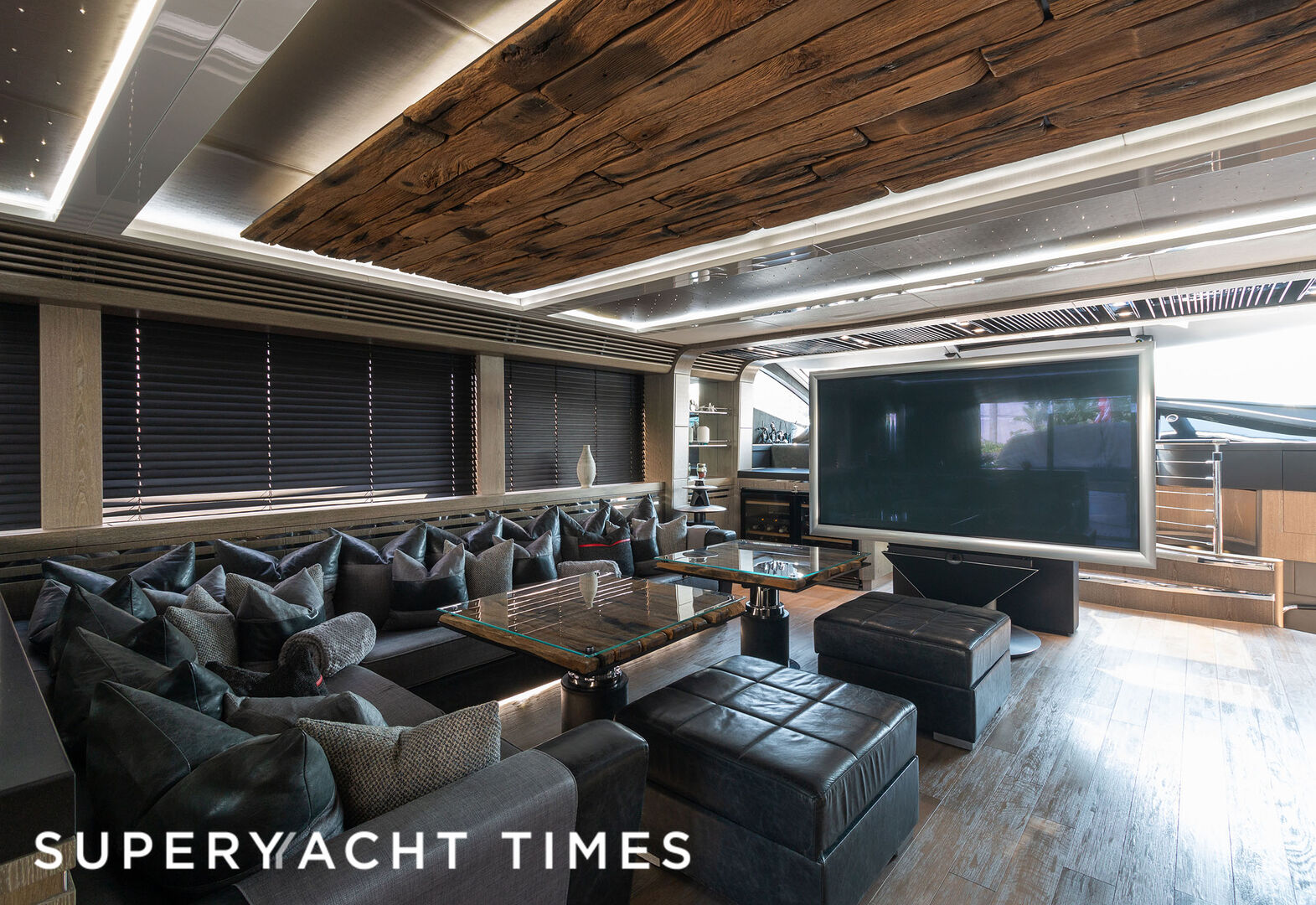 Canelo yacht saloon