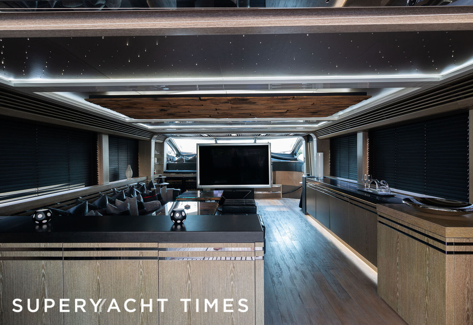 Canelo yacht saloon