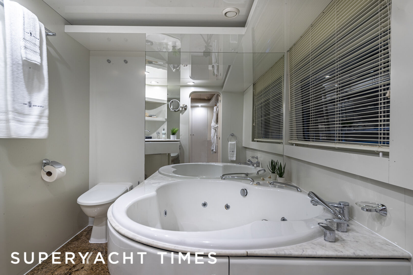 Lionshare yacht bathroom