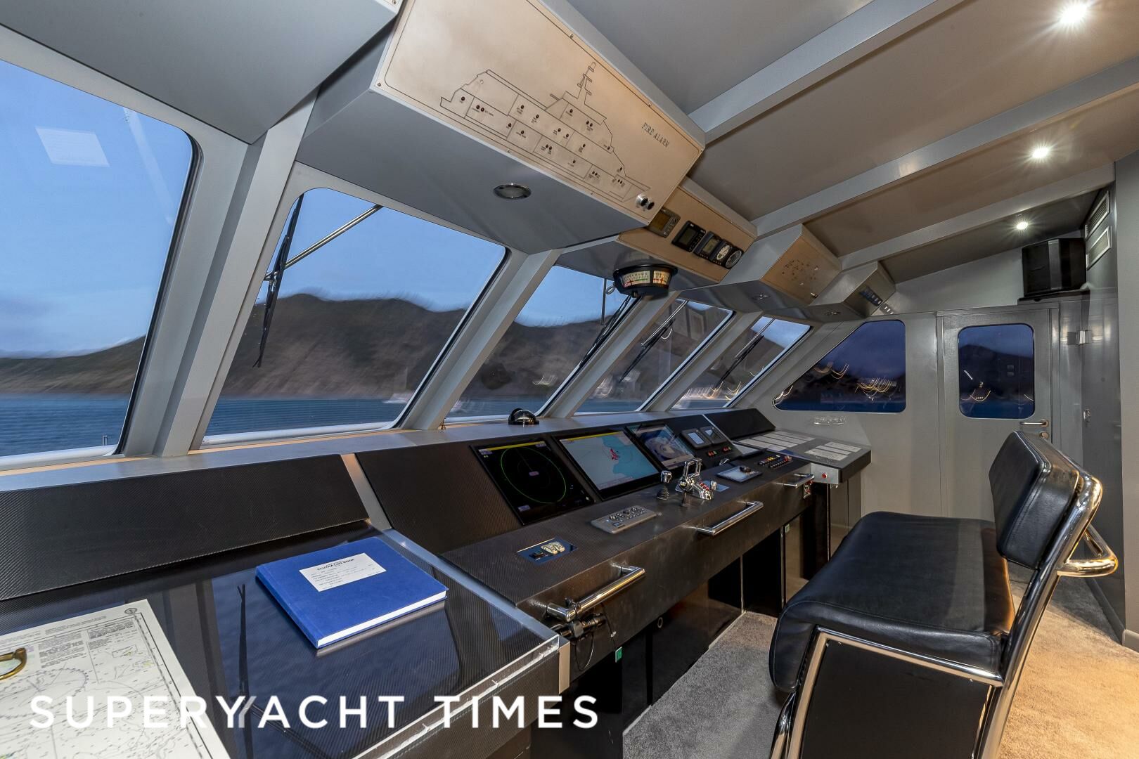Lionshare yacht wheelhouse 