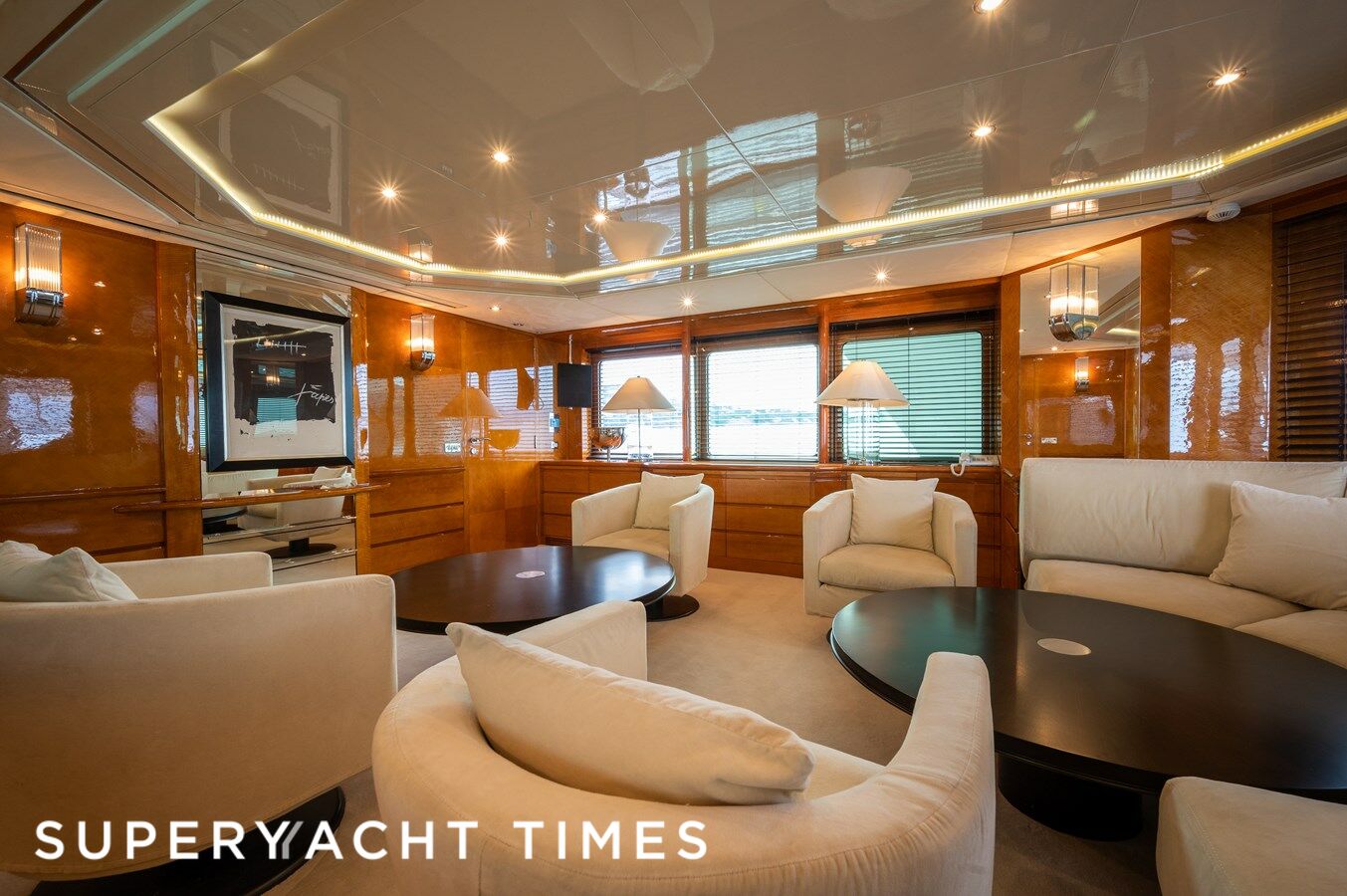 Amoha yacht saloon