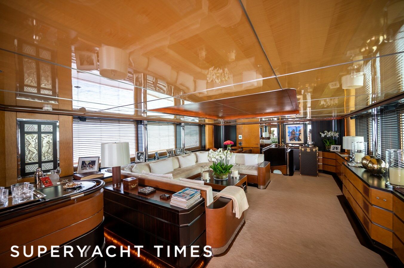 Amoha yacht saloon