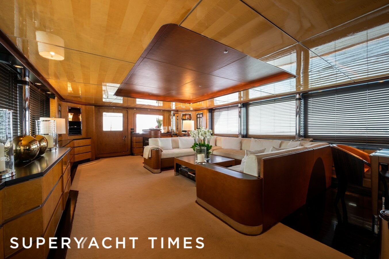 Amoha yacht saloon