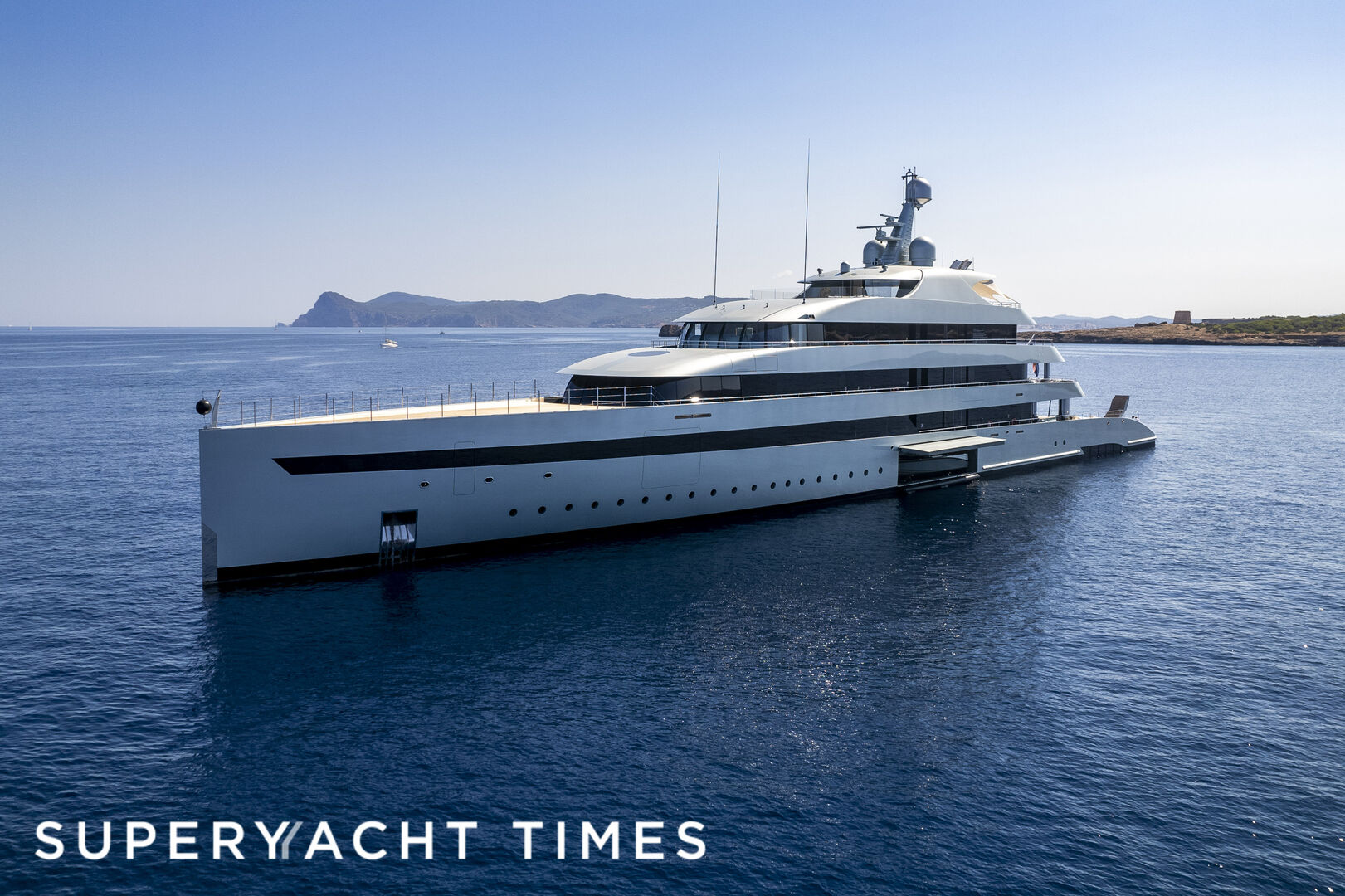Savannah yacht anchored in Ibiza 