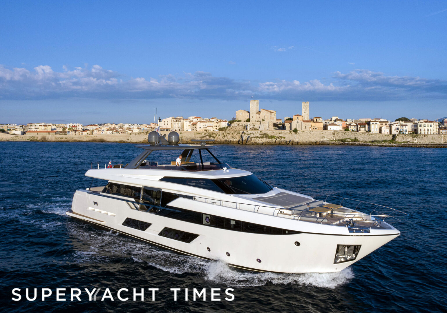 L'Opera yacht cruising 