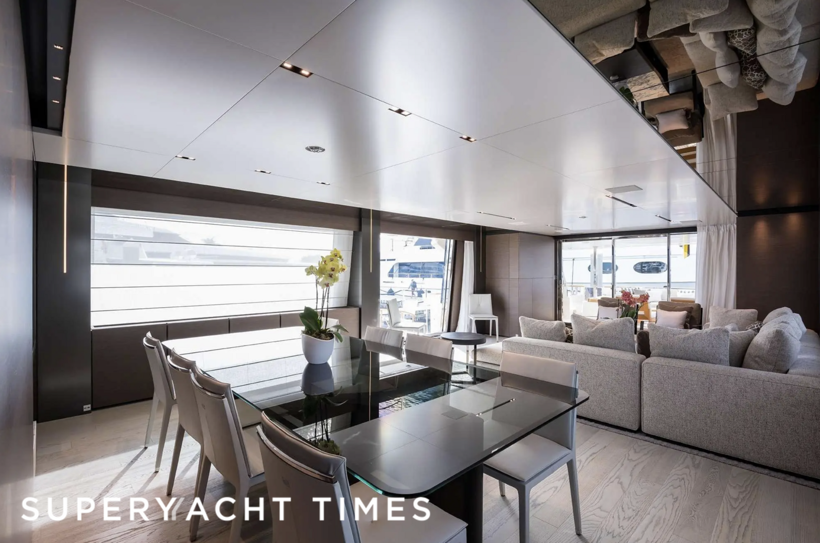 Gioia yacht dining 