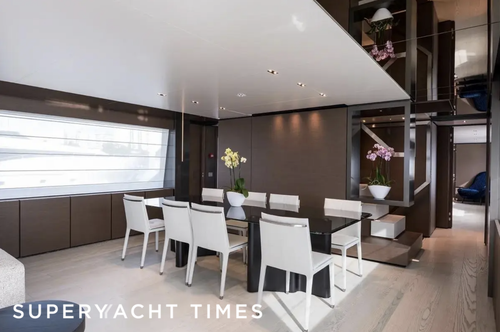 Gioia yacht dining 