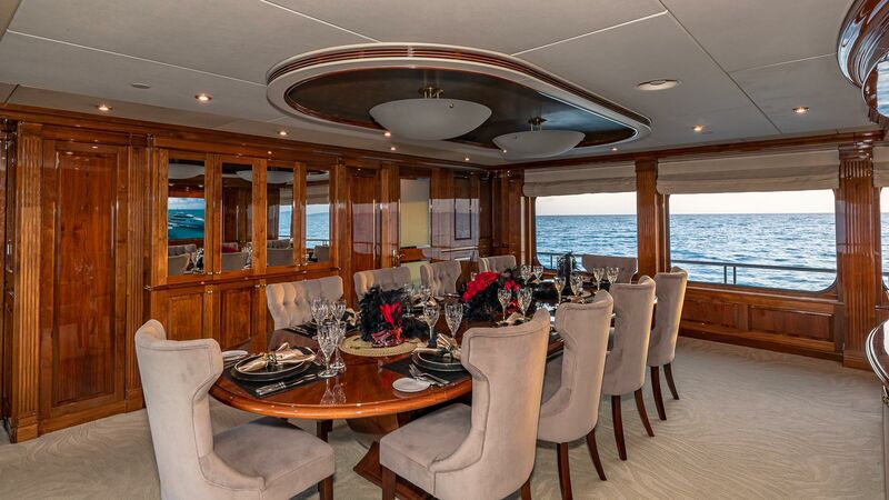 Lisa Mi Amore yacht dining