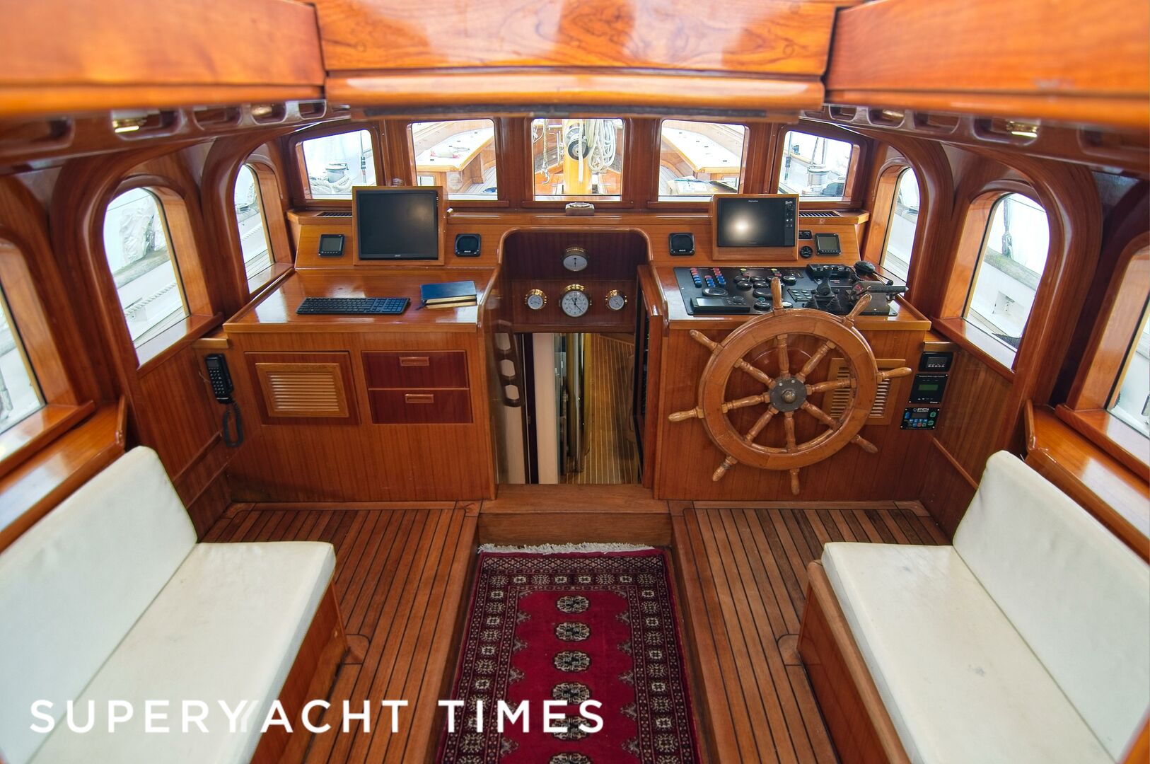Summerwind yacht saloon