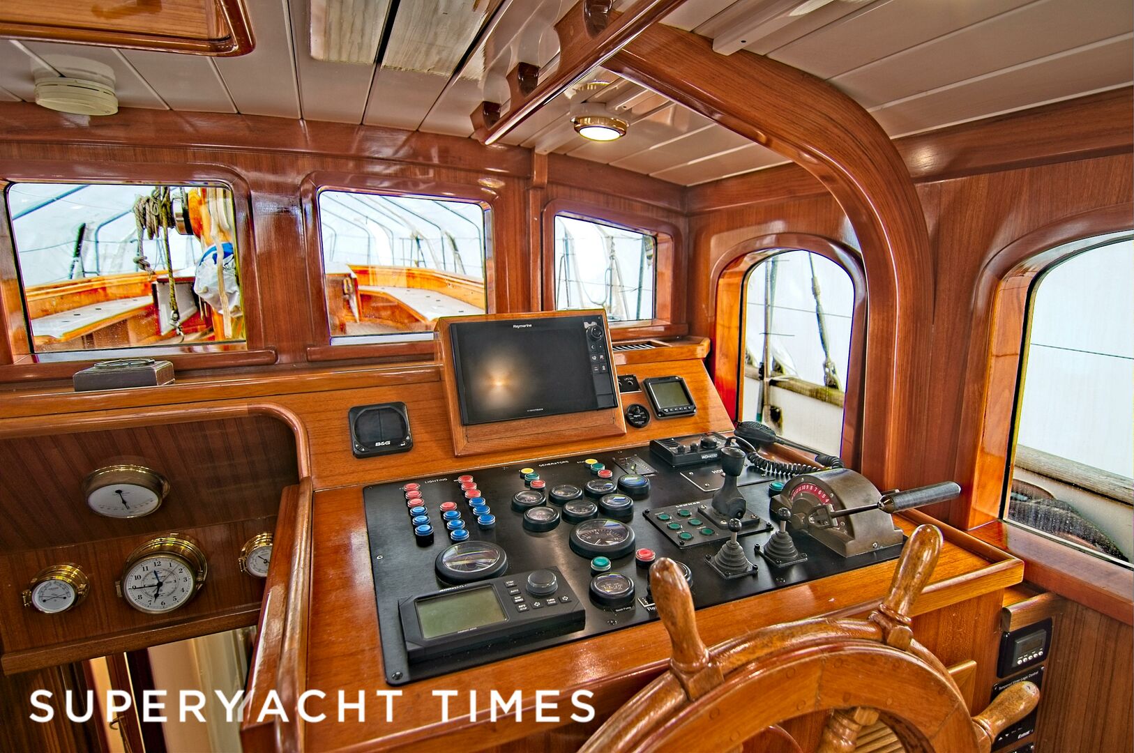 Summerwind yacht wheelhouse