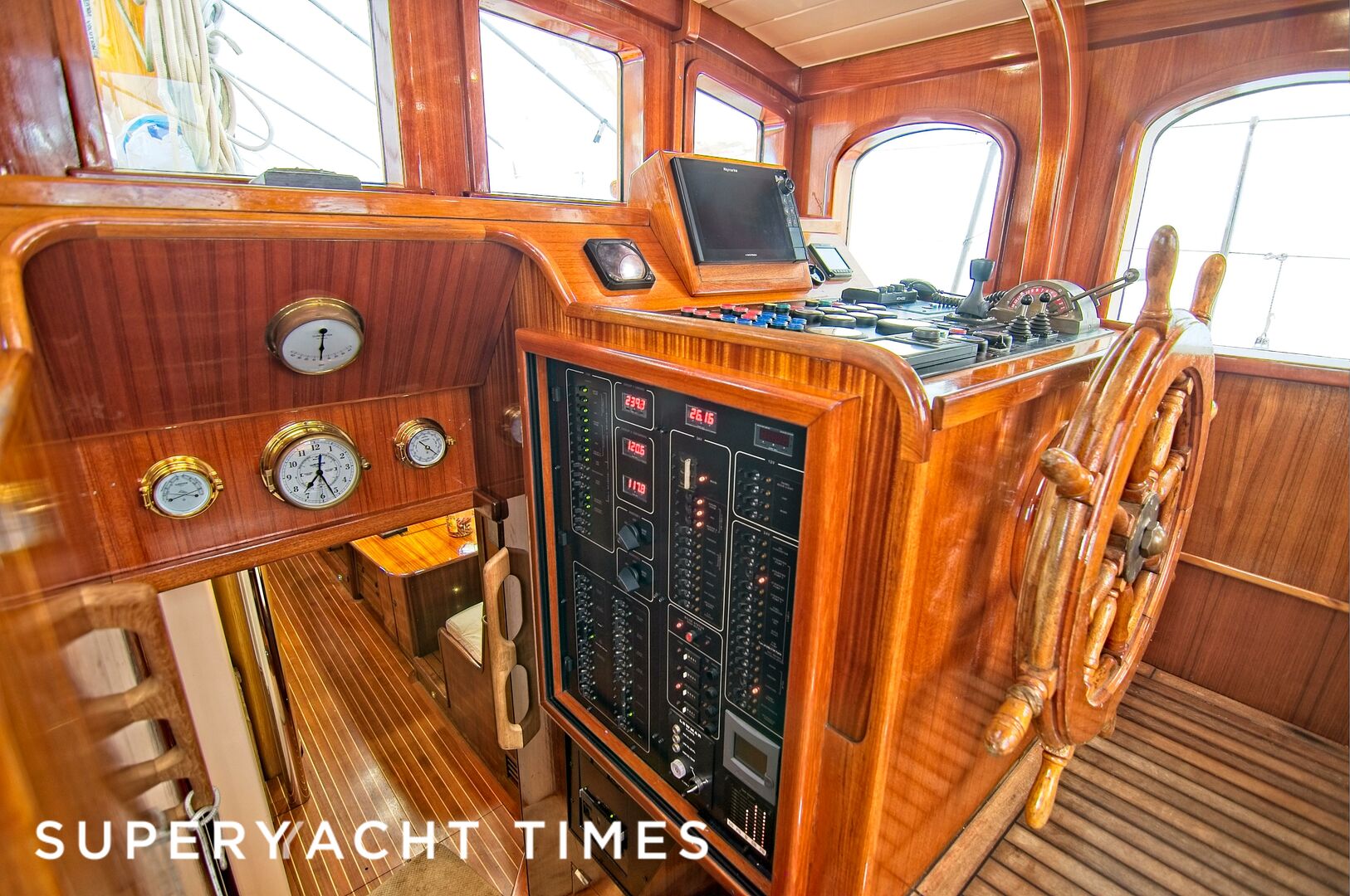 Summerwind yacht wheelhouse