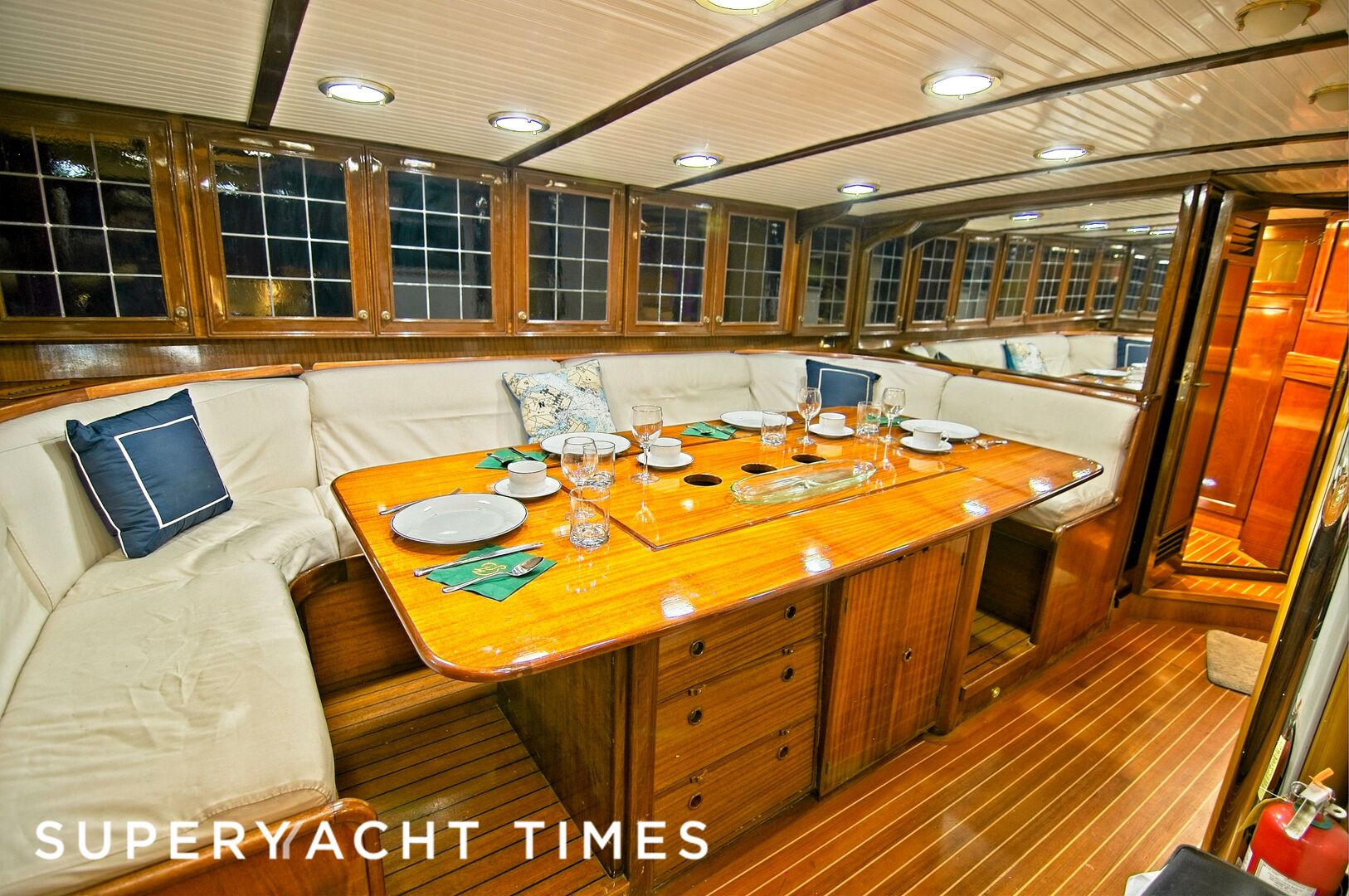 Summerwind yacht dining