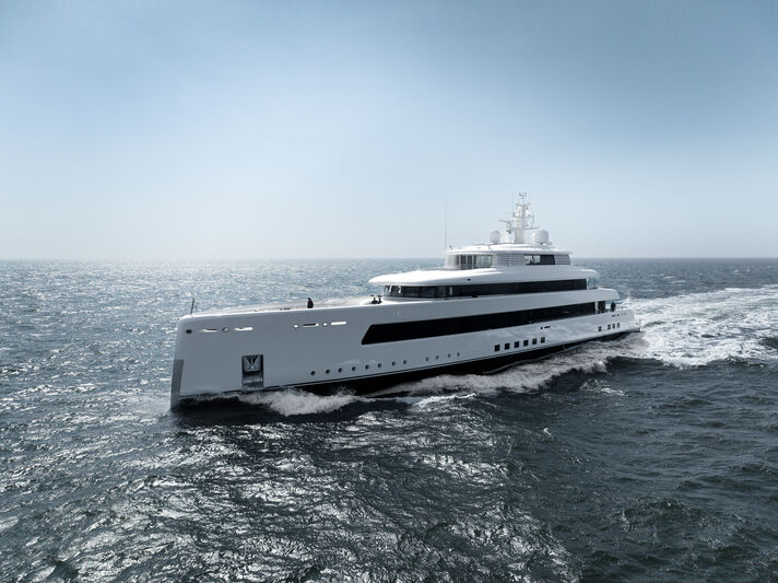 Geheimzinnig superjacht Project 823 te water bij Feadship