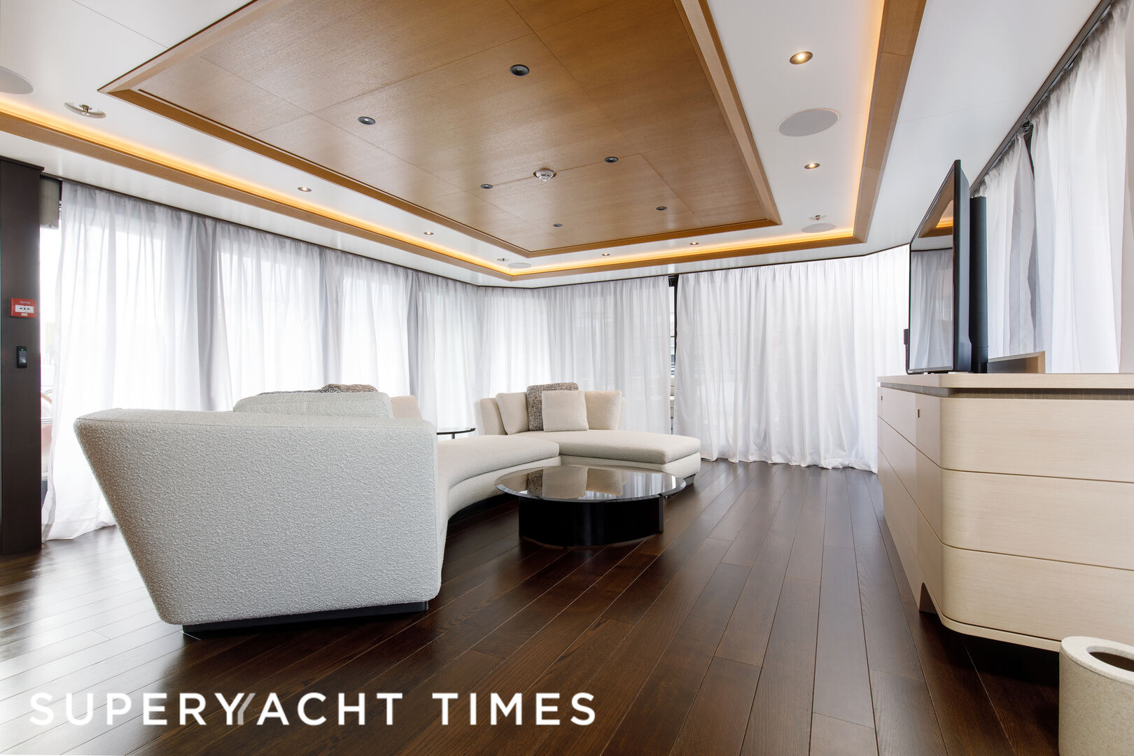 Bash yacht saloon
