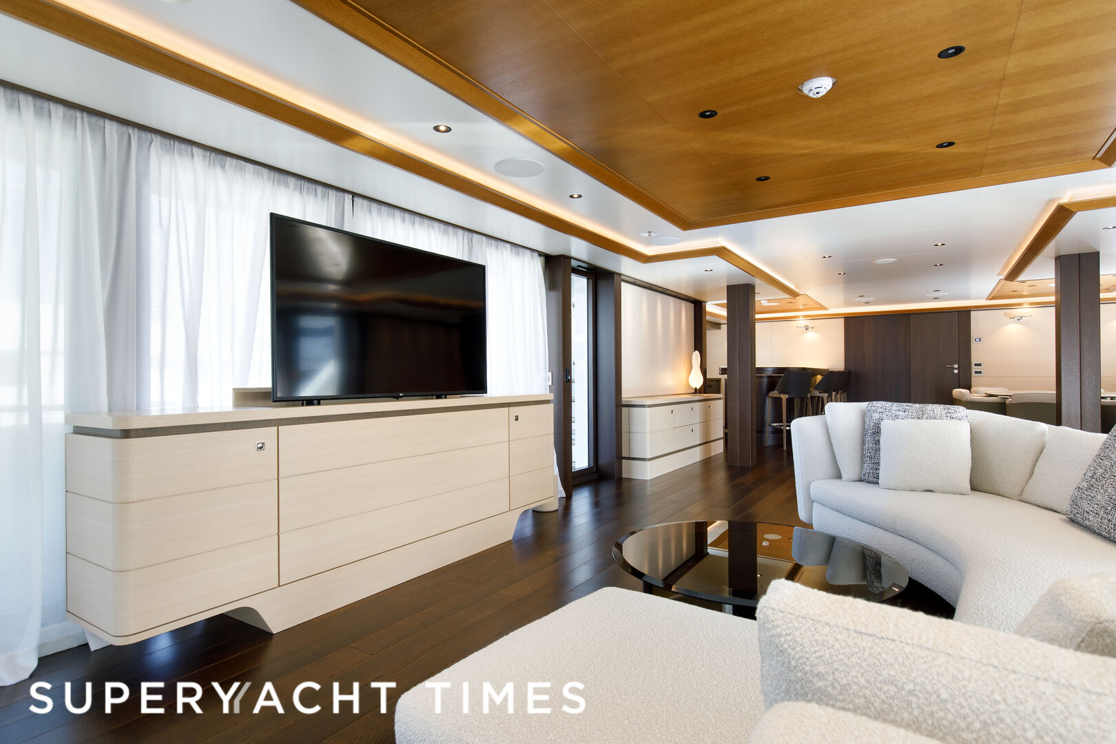 Bash yacht saloon