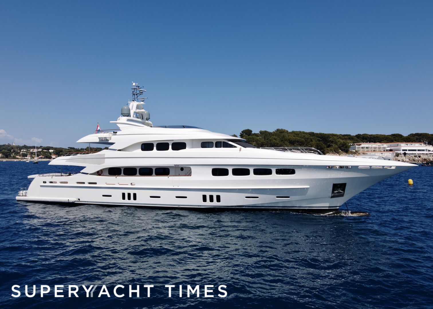 Latitude yacht anchored in Antibes 