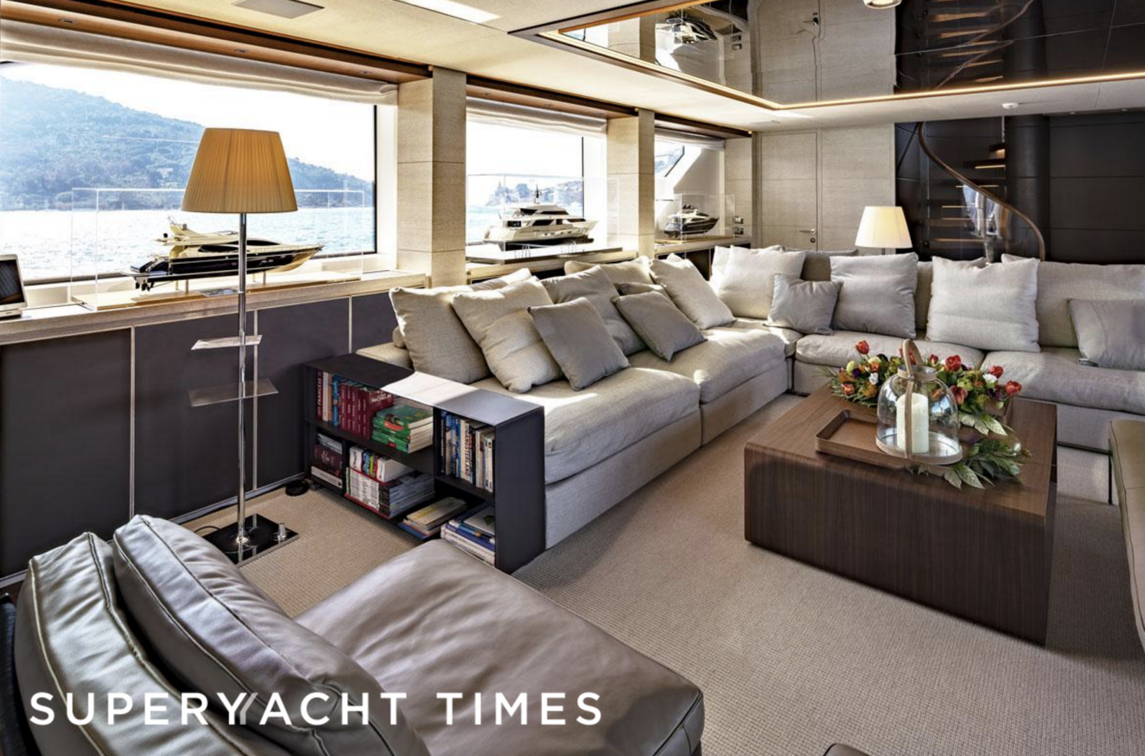 Anything goes V yacht saloon