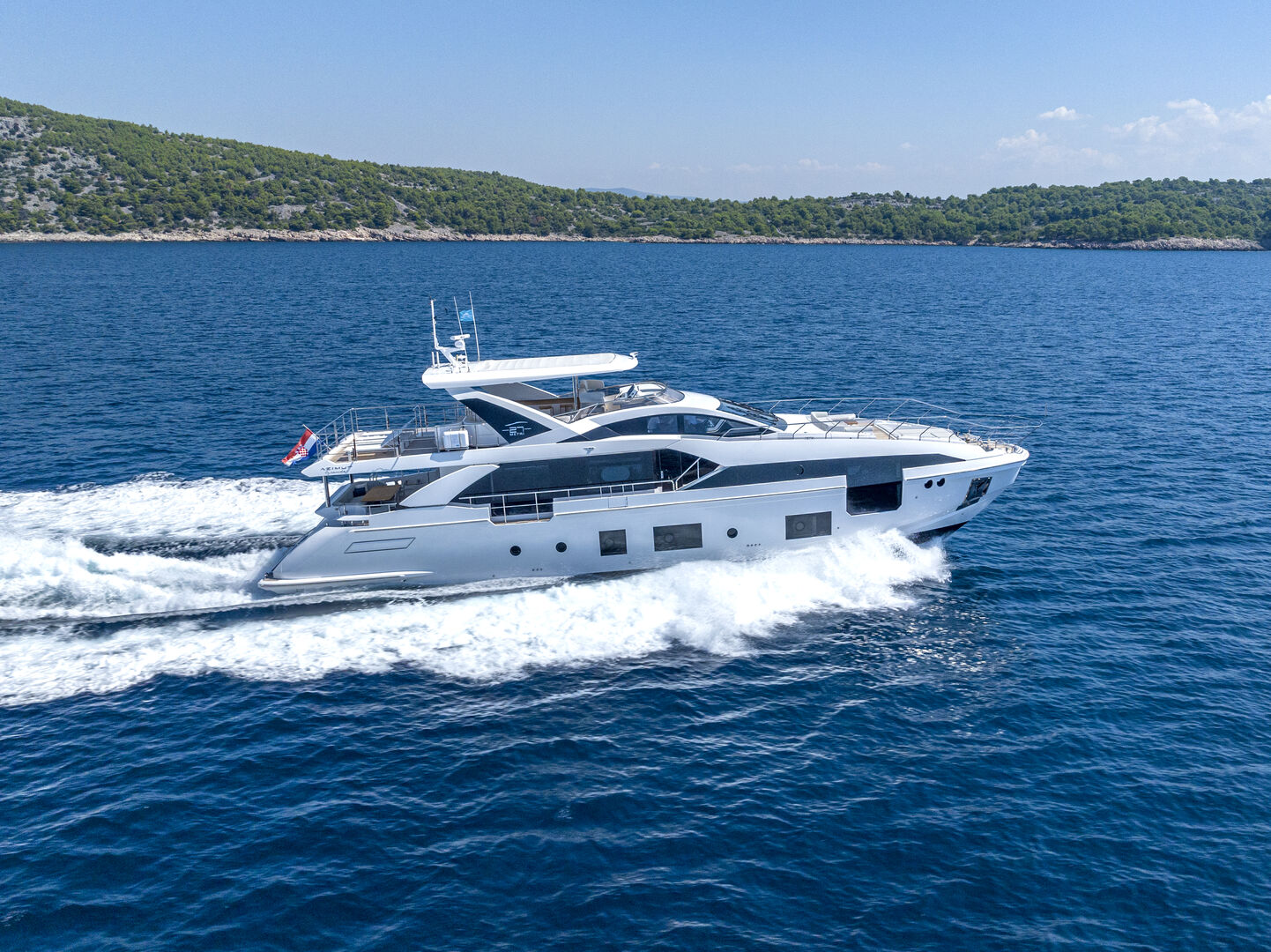 27m Azimut motor yacht Chillin sold