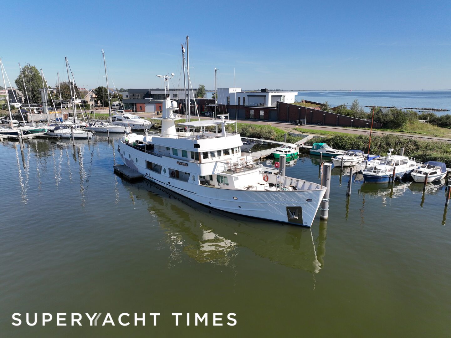 Snow White yacht in Hellevoetsluis marina