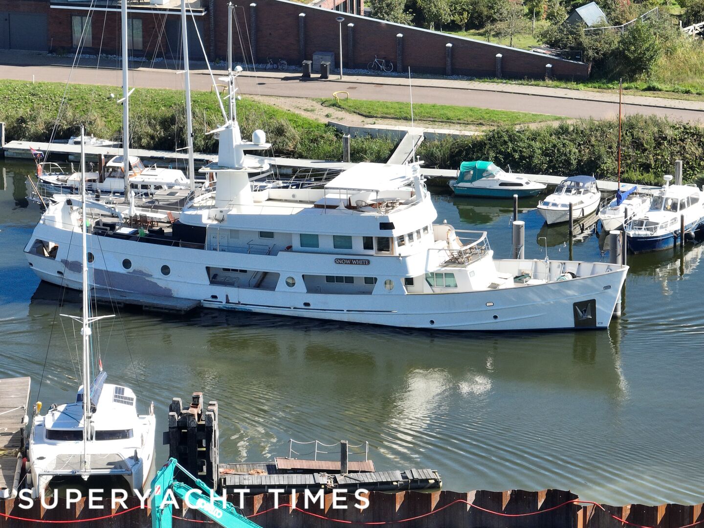 Snow White yacht in Hellevoetsluis marina