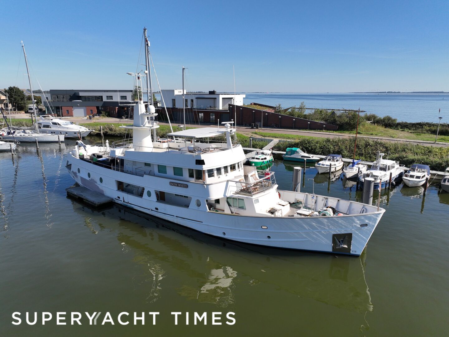 Snow White yacht in Hellevoetsluis marina