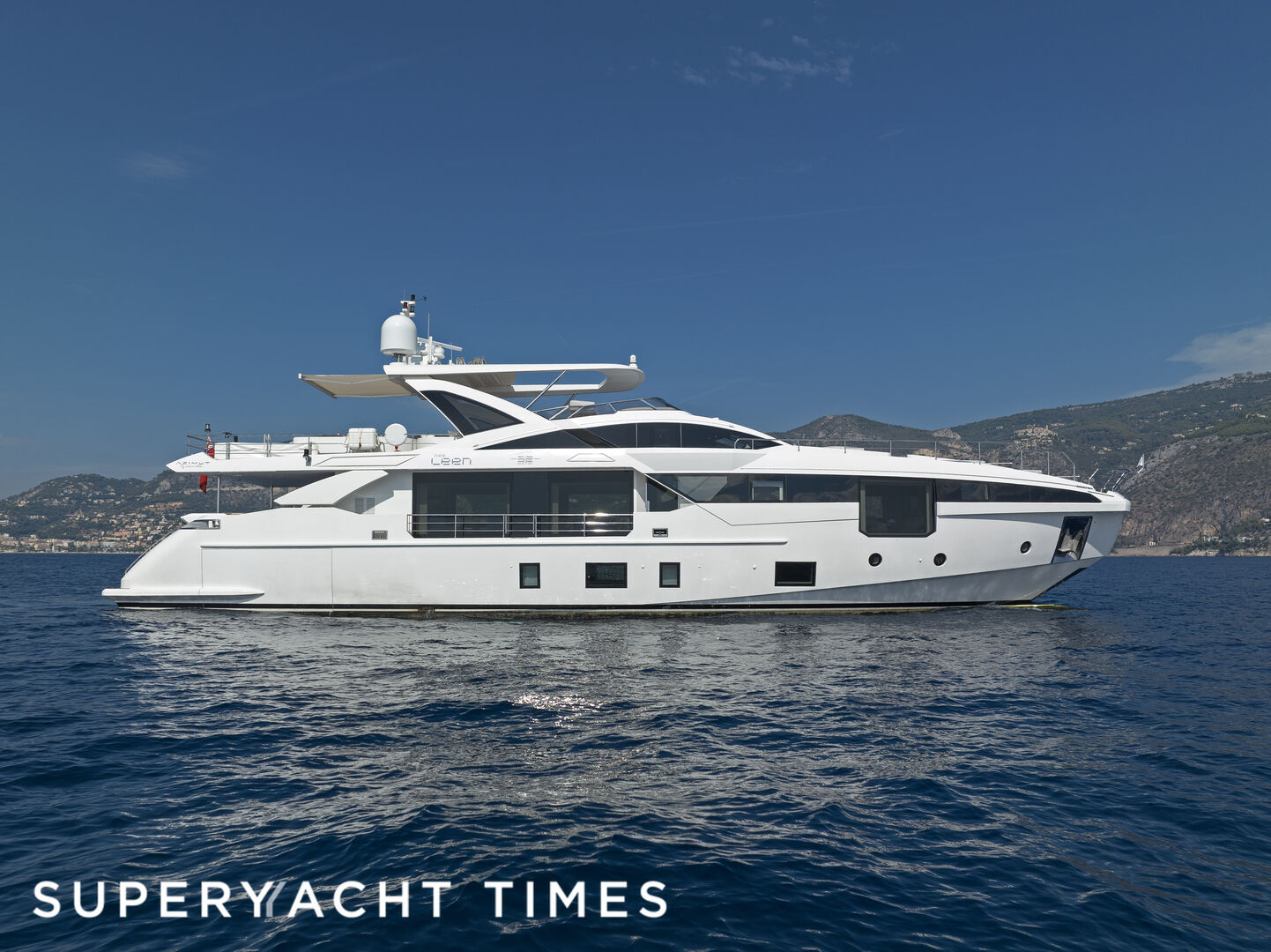 29m Azimut motor yacht Miss Leen for sale