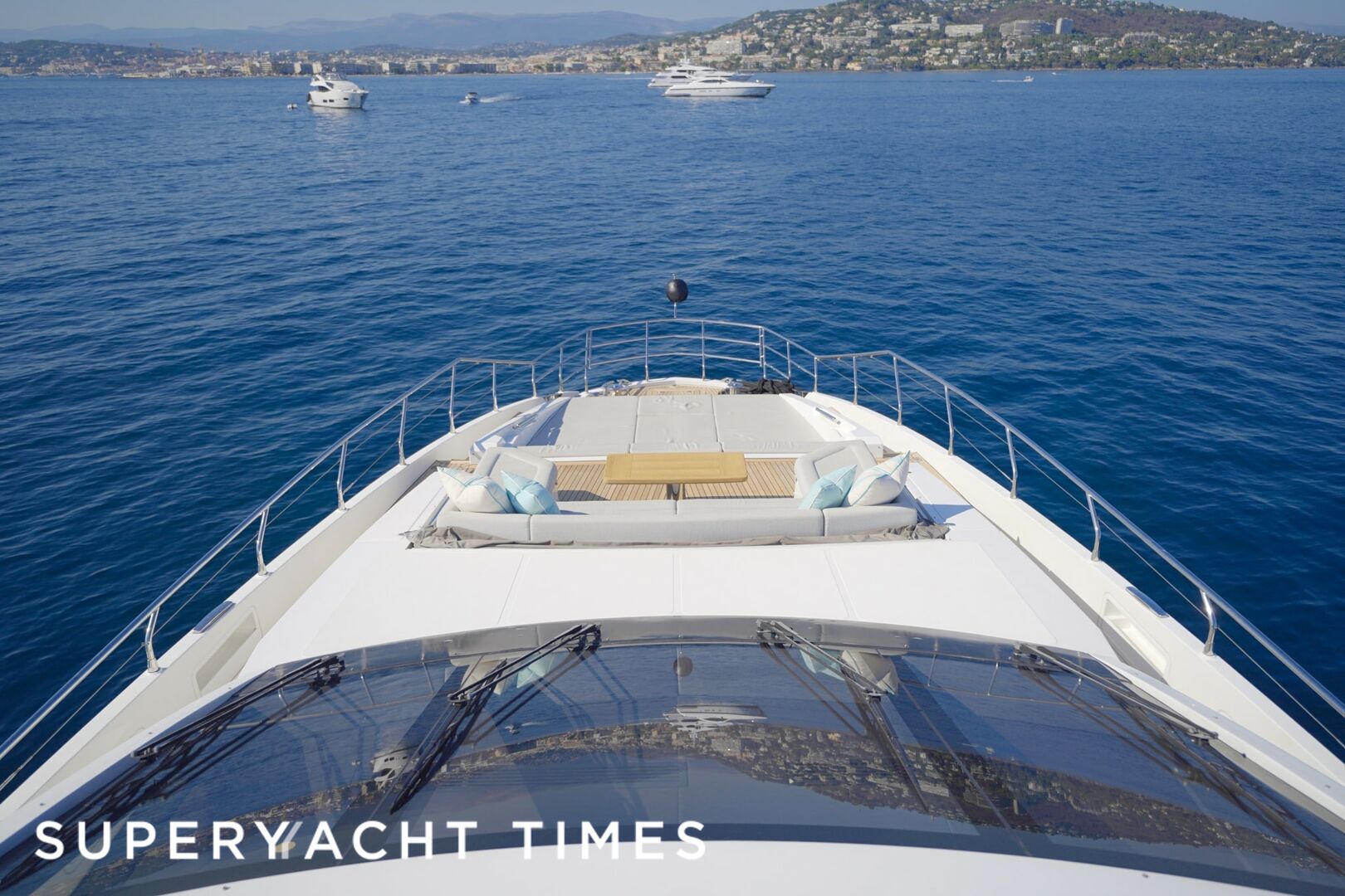 Azimut Grande 27/12 yacht foredeck