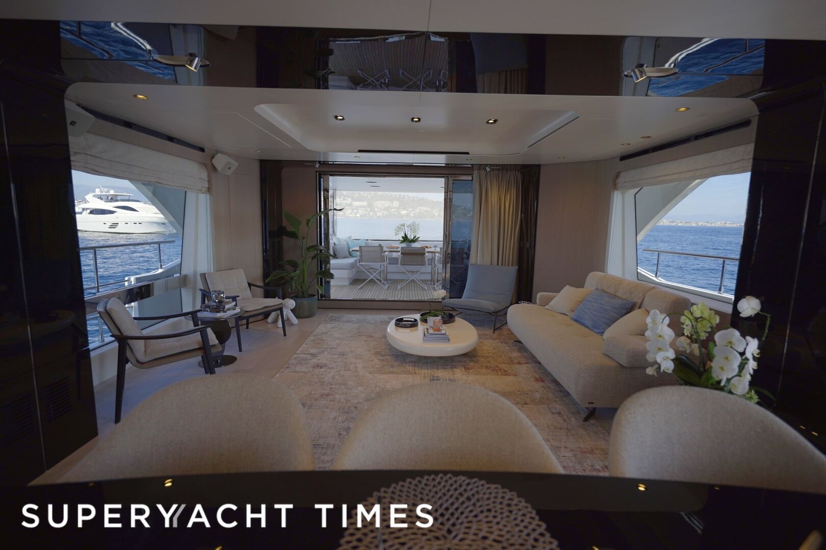 Azimut Grande 27/12 yacht saloon