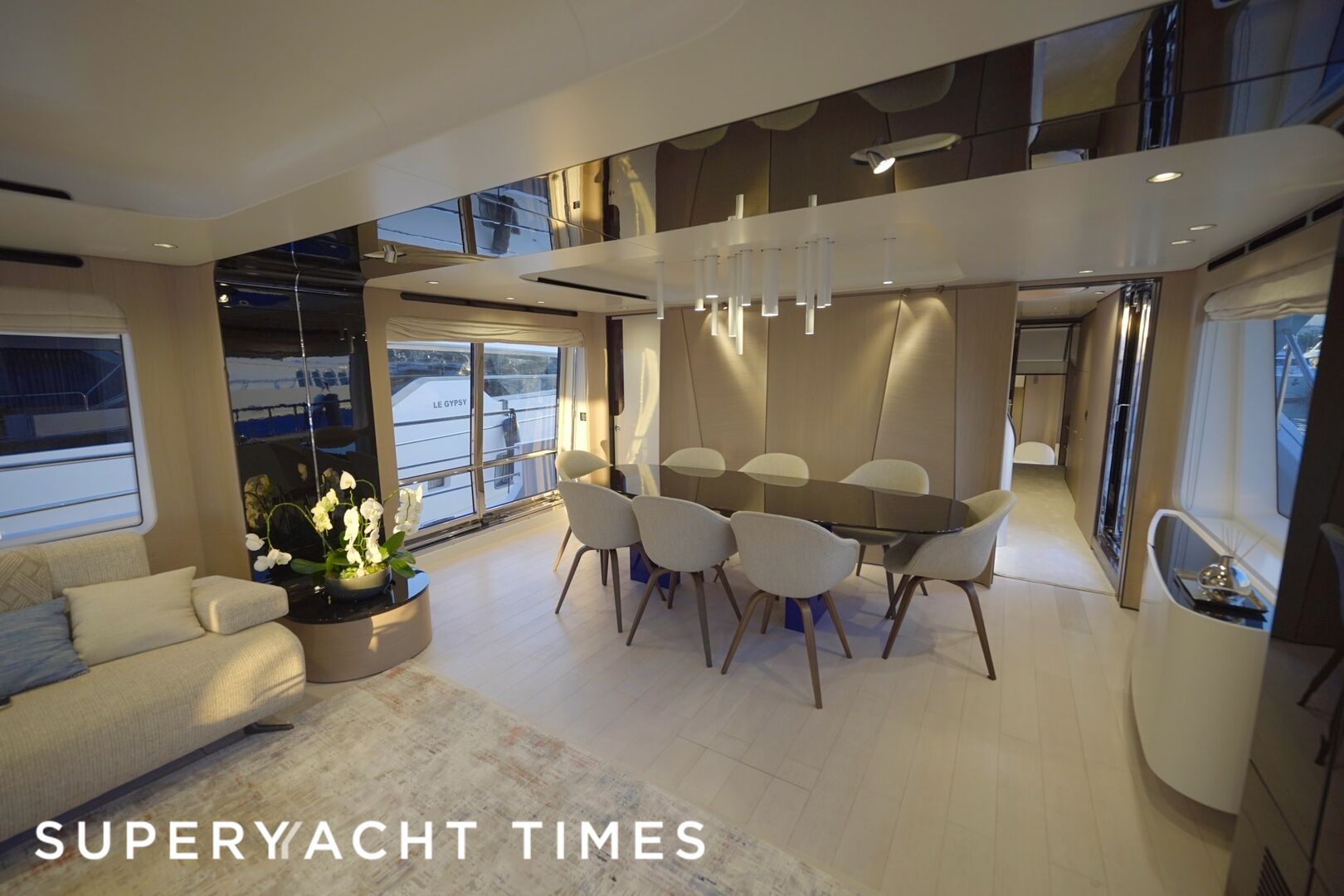Azimut Grande 27/12 yacht saloon