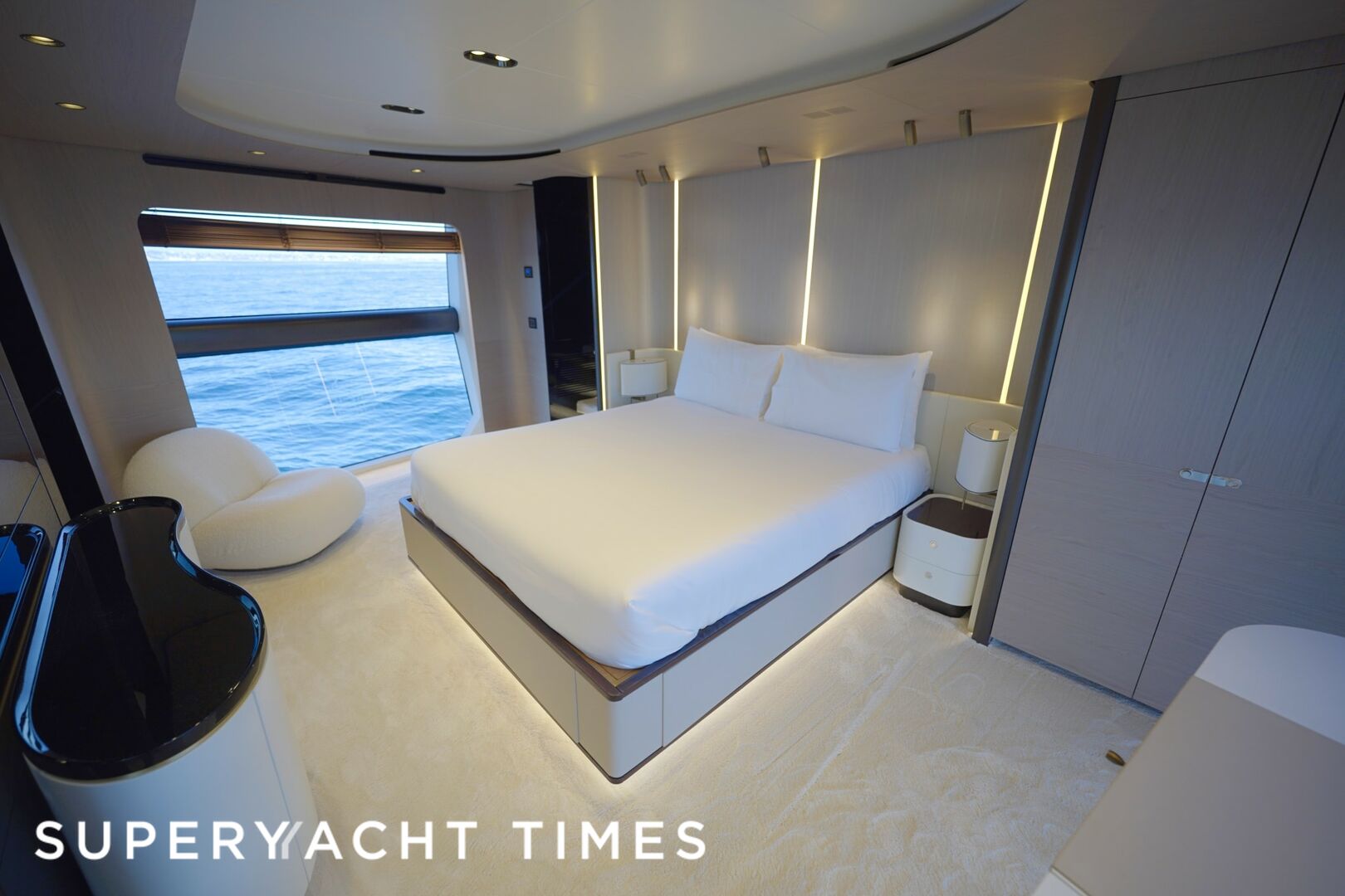 Azimut Grande 27/12 yacht stateroom