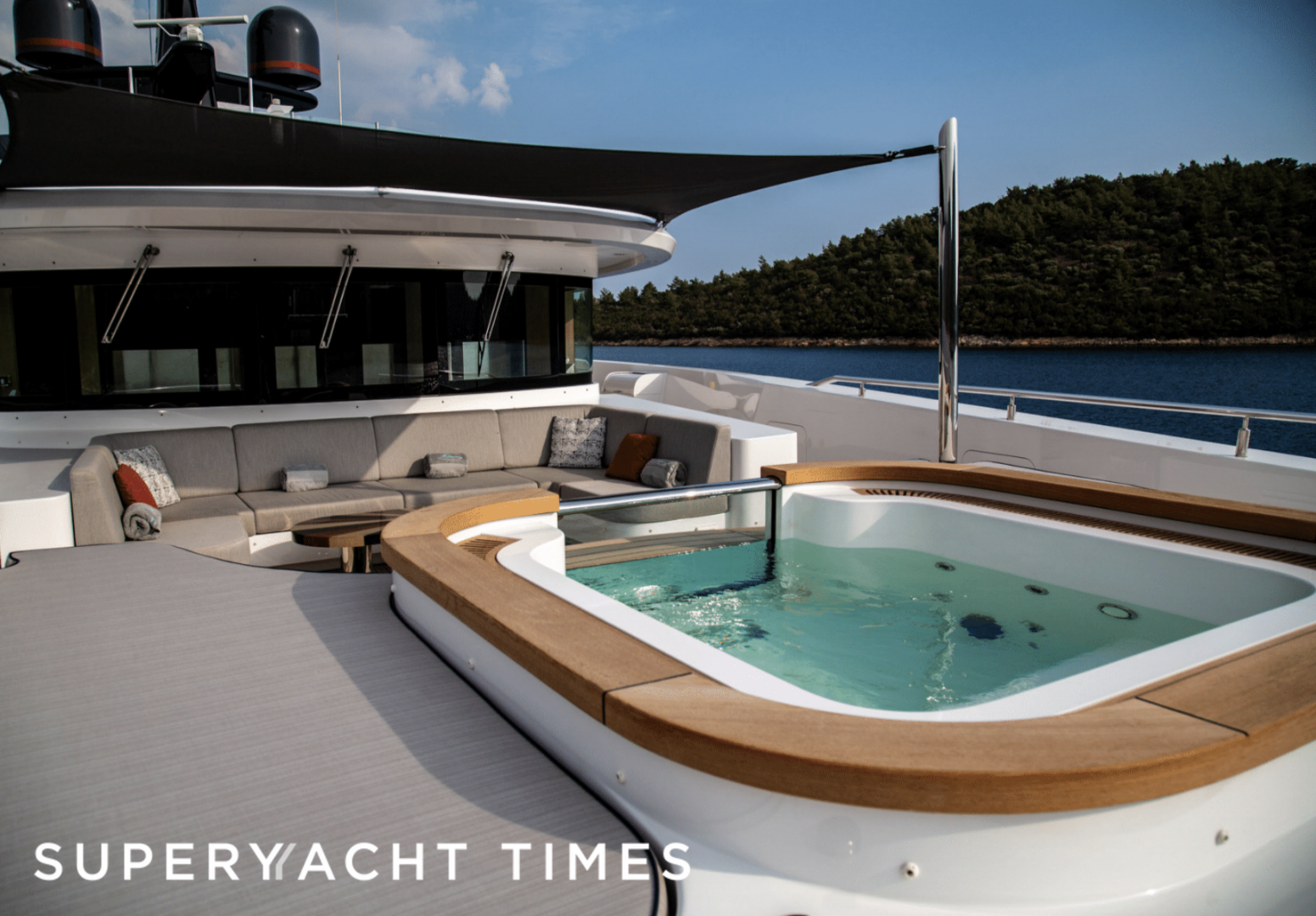 Starburst III yacht jacuzzi