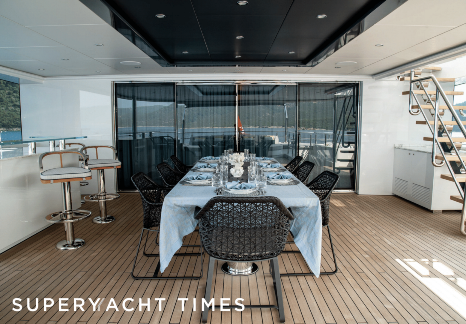 Starburst III yacht dining