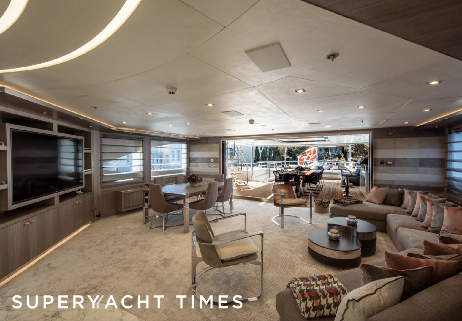 Starburst III yacht saloon