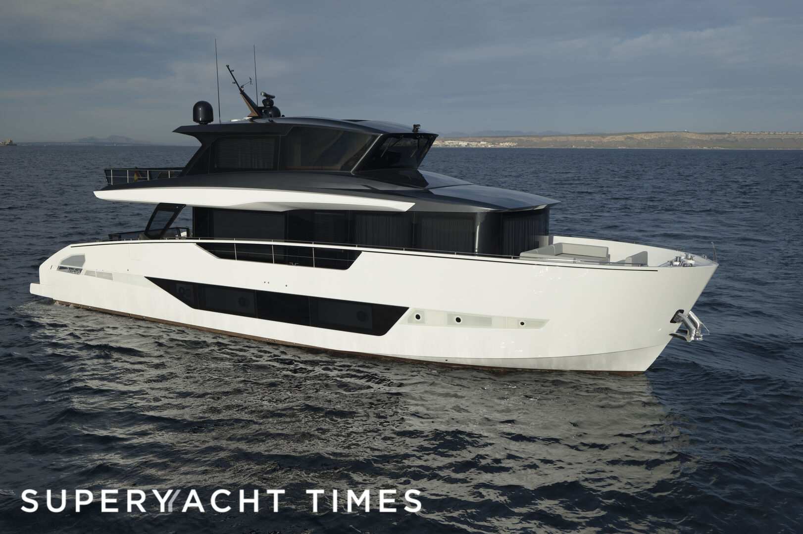 Astondoa Ax8 yacht cruising