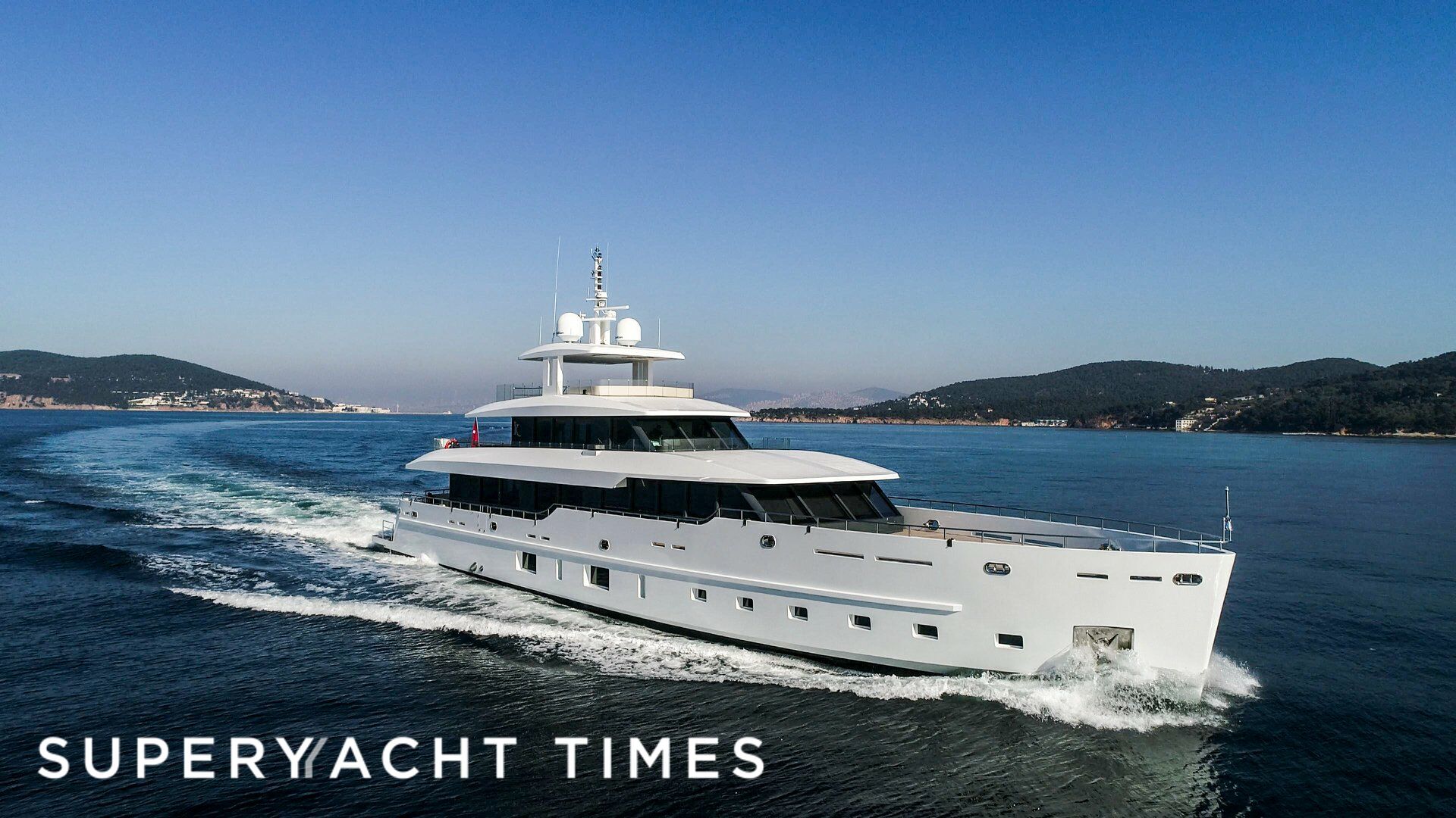 Motor yacht K cruising