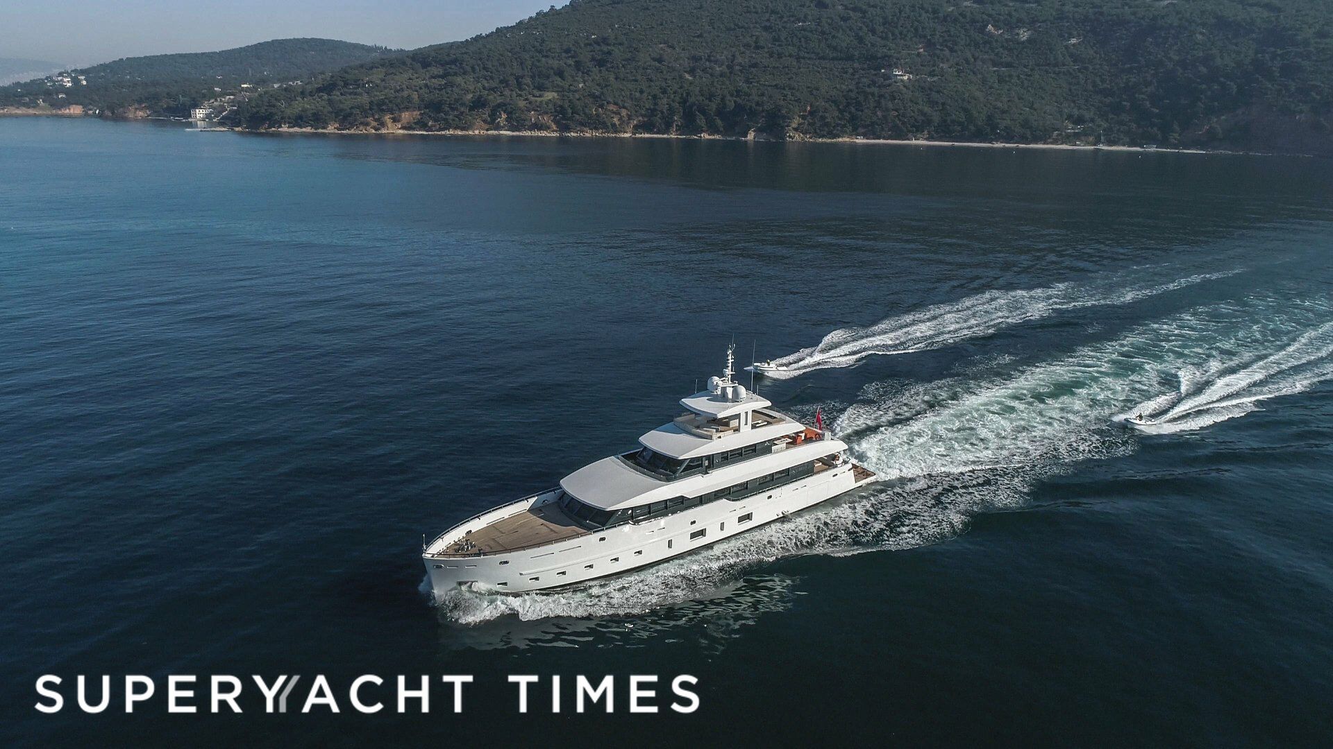 Motor yacht K cruising