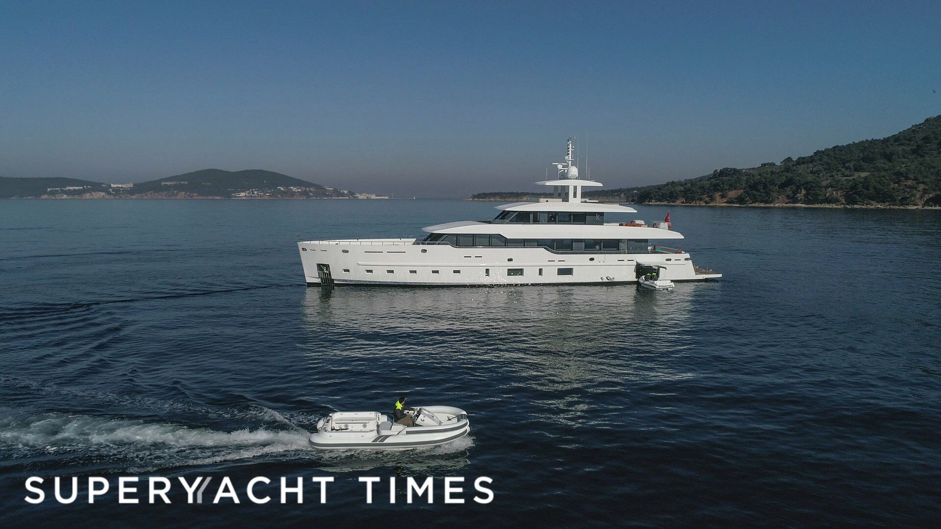Motor yacht K anchored